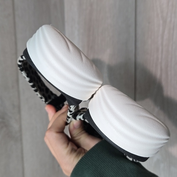 Cloudsteppers By Clarks Women Comforty Black& White Flip Flops Sandals Shoes 7M - Picture 5 of 10